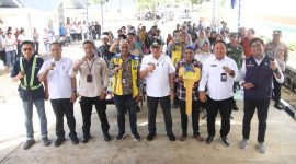 Wali Kota Ternate M. Tauhid Soleman bersama warga korban banjir bandang Kelurahan Rua (Belakang) setelah serah terima kunci hunian tetap di Kelurahan Jambula. (Humas for Rakyatmu)