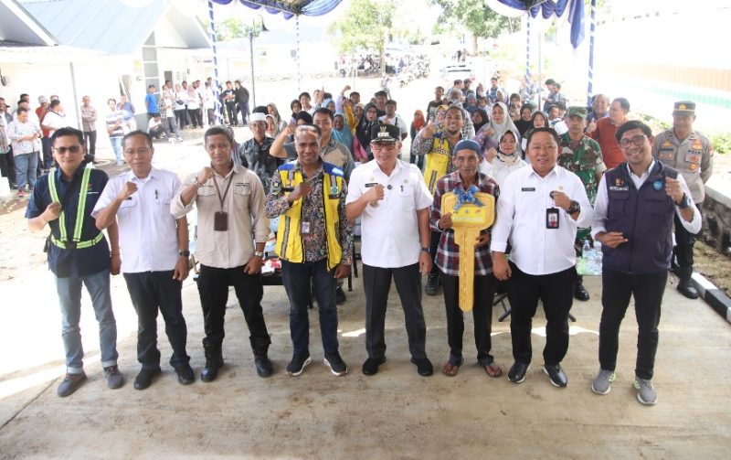 Wali Kota Ternate M. Tauhid Soleman bersama warga korban banjir bandang Kelurahan Rua (Belakang) setelah serah terima kunci hunian tetap di Kelurahan Jambula. (Humas for Rakyatmu)