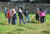 Pegawai ASN/non-ASN Kota Tidore saat membersihkan area Stadion Marimoi. (Rakyatmu/Istimewa)