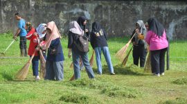 Pegawai ASN/non-ASN Kota Tidore saat membersihkan area Stadion Marimoi. (Rakyatmu/Istimewa)