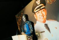 Kepala Dinas Kominfo Pulau Taliabu, Basiludin Labesi menerima penghargaan Best Innovative Regent 2025. (Istimewa)