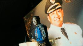 Kepala Dinas Kominfo Pulau Taliabu, Basiludin Labesi menerima penghargaan Best Innovative Regent 2025. (Istimewa)