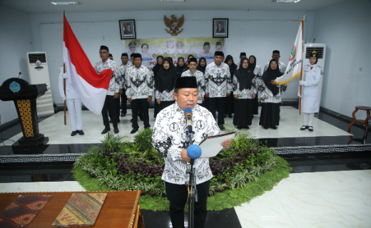 Ketua PGRI Kota Ternate, Rizal Marsaoly bersama pengurus. (Bucek_Rakyatmu)