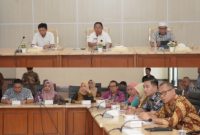 Sekda Kota Ternate, Rizal Marsaoly Pimpin rapat koordinasi pimpinan OPD bahas keterbukaan informasi publik. (Ewin for Rakyatmu)