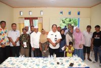 Sekda Kota Ternate Rizal Marsaoly didampingi Ketua Baznas Kota Ternate H. Adam Ma'rus menyerahkan bantuan berupa uang tunai ke korban longsor di Akehuda. (Istimewa)