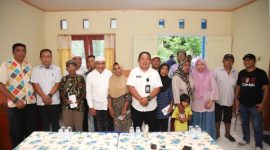 Sekda Kota Ternate Rizal Marsaoly didampingi Ketua Baznas Kota Ternate H. Adam Ma'rus menyerahkan bantuan berupa uang tunai ke korban longsor di Akehuda. (Istimewa)