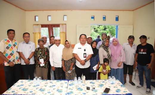 Sekda Kota Ternate Rizal Marsaoly didampingi Ketua Baznas Kota Ternate H. Adam Ma'rus menyerahkan bantuan berupa uang tunai ke korban longsor di Akehuda. (Istimewa)