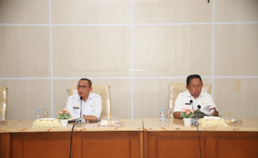 Wali Kota Ternate M. Tauhid Soleman Didampingi Sekda Kota Ternate Rizal Marsaoly Pimpin Rapat Evaluasi Kinerja OPD. (Ongky_Rakyatmu))