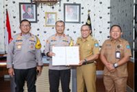 Wali Kota Ternate didampingi Sekda Rizal Marsaoly menyerahkan gedung Malaria Center ke Polda Maluku Utara. (Istimewa)