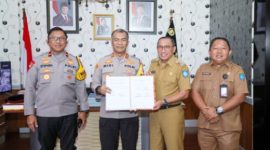 Wali Kota Ternate didampingi Sekda Rizal Marsaoly menyerahkan gedung Malaria Center ke Polda Maluku Utara. (Istimewa)