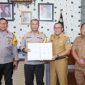 Wali Kota Ternate didampingi Sekda Rizal Marsaoly menyerahkan gedung Malaria Center ke Polda Maluku Utara. (Istimewa)