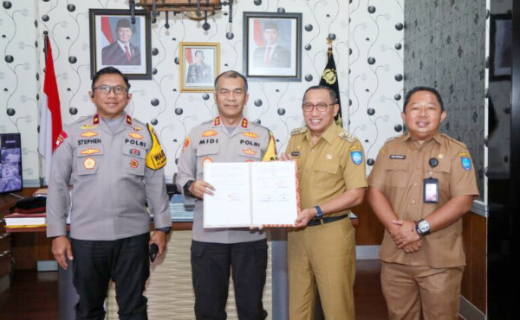 Wali Kota Ternate didampingi Sekda Rizal Marsaoly menyerahkan gedung Malaria Center ke Polda Maluku Utara. (Istimewa)