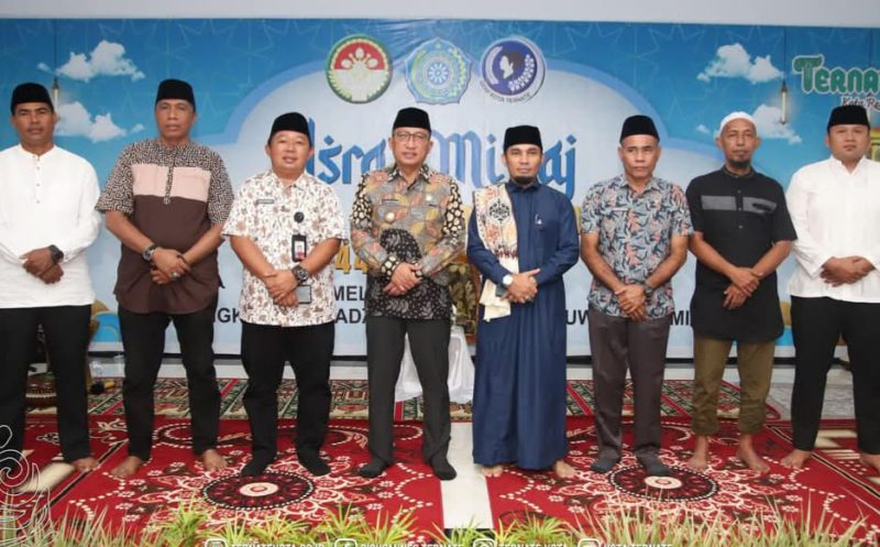 Foto Wali Kota Ternate bersama jajarannya di acara peringatan Isra Mi’raj yang digelar TP-PKK. (Istimewa)
