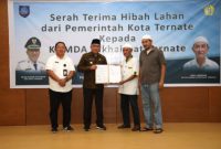 Wali Kota Ternate M. Tauhid Soleman didampingi Sekretaris Daerah melakukan penyerahan hibah lahan kepada Komisariat Daerah Alkhairaat. (Humas for Rakyatmu)