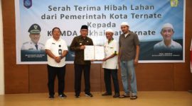 Wali Kota Ternate M. Tauhid Soleman didampingi Sekretaris Daerah melakukan penyerahan hibah lahan kepada Komisariat Daerah Alkhairaat. (Humas for Rakyatmu)