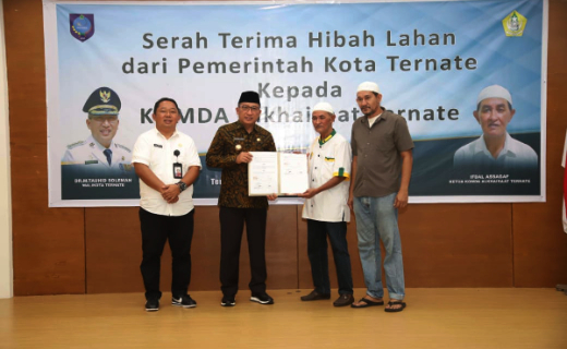 Wali Kota Ternate M. Tauhid Soleman didampingi Sekretaris Daerah melakukan penyerahan hibah lahan kepada Komisariat Daerah Alkhairaat. (Humas for Rakyatmu)