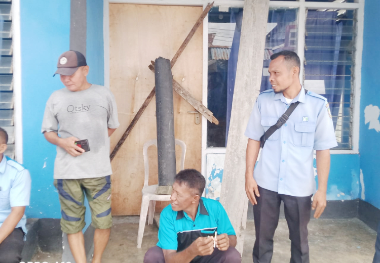 Foto Pegawai Aksi Palang Kantor PDAM Kabupaten Kepulauan Sula. (Rakyatmu)