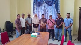 Pertemuan Pegawai PDAM dan Plh. Sekda Kabupaten Kepulauan Sula Bambang Fataruba. (Rakyatmu)