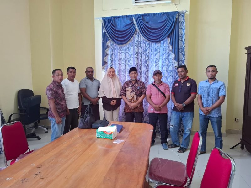 Pertemuan Pegawai PDAM dan Plh. Sekda Kabupaten Kepulauan Sula Bambang Fataruba. (Rakyatmu)