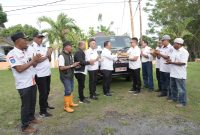 Sekretaris Daerah Kota Ternate Serahkan Satu Unit Mobil Pengangkut Sampah ke Kecamatan Pulau Ternate. (Ongky/Rakyatmu)