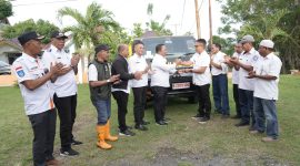 Sekretaris Daerah Kota Ternate Serahkan Satu Unit Mobil Pengangkut Sampah ke Kecamatan Pulau Ternate. (Ongky/Rakyatmu)