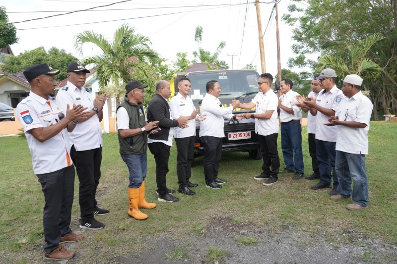 Sekretaris Daerah Kota Ternate Serahkan Satu Unit Mobil Pengangkut Sampah ke Kecamatan Pulau Ternate. (Ongky/Rakyatmu)