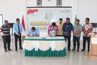 Sekretaris Daerah Pulau Taliabu Salim Janidi dan Kejari Pulau Taliabu Nurwinardi mendatanagani nota kesepakatan pendampingan hukum. (Istimewa)