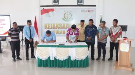 Sekretaris Daerah Pulau Taliabu Salim Janidi dan Kejari Pulau Taliabu Nurwinardi mendatanagani nota kesepakatan pendampingan hukum. (Istimewa)