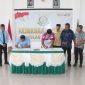 Sekretaris Daerah Pulau Taliabu Salim Janidi dan Kejari Pulau Taliabu Nurwinardi mendatanagani nota kesepakatan pendampingan hukum. (Istimewa)