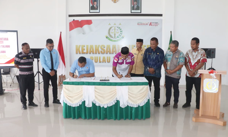 Sekretaris Daerah Pulau Taliabu Salim Janidi dan Kejari Pulau Taliabu Nurwinardi mendatanagani nota kesepakatan pendampingan hukum. (Istimewa)