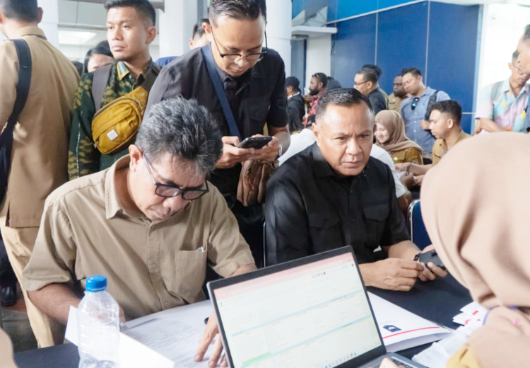 Wali Kota dan Wakil Wali Kota Tidore Kepulauan terpilih Muhammad Sinen dan Ahmad Laiman melakukan pemeriksaan kesehatan. (Dok. Humas for Rakyatmu)