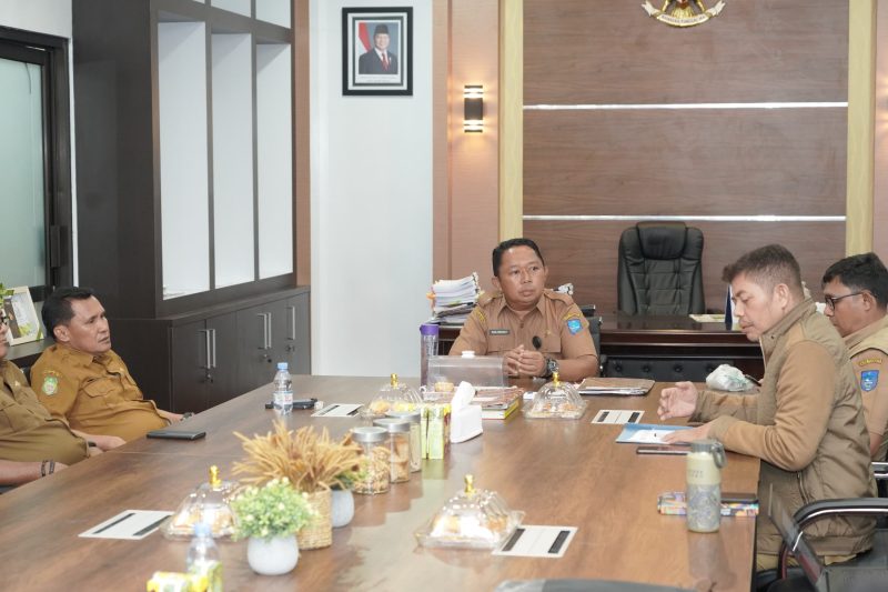 Sekretaris Daerah Kota Ternate Rizal Marsaoly memimpin rapat koordinasi pemanfaatan Benteng Oranje bersama pimpinan OPD. (Humas for Rakyatmu)