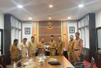 Sekda Kota Ternate Rizal Marsaoly Serahkan Armada Sampah di Tiga  Kecamatan. (Ongky/Rakyatmu)