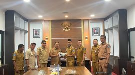 Sekda Kota Ternate Rizal Marsaoly Serahkan Armada Sampah di Tiga  Kecamatan. (Ongky/Rakyatmu)