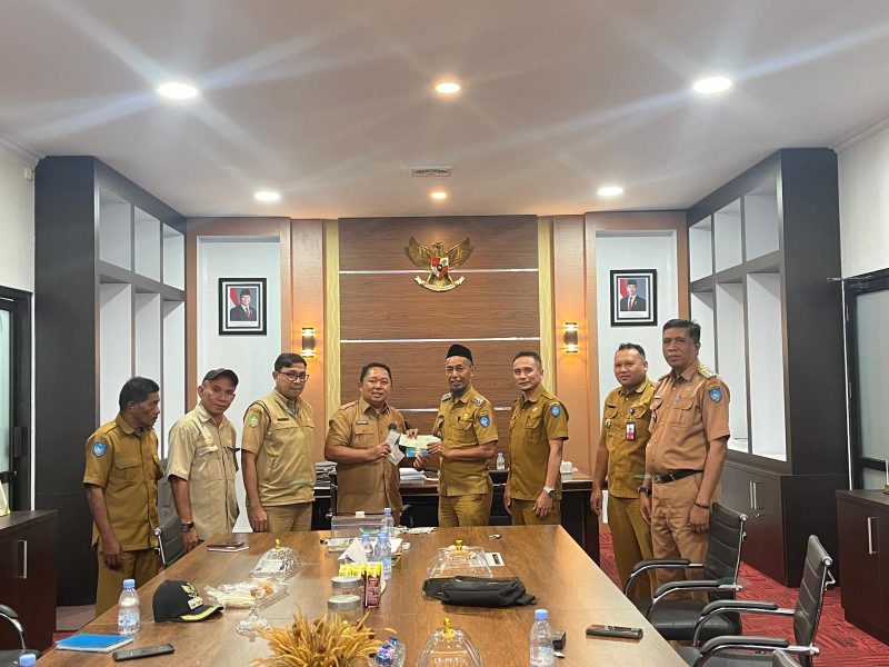 Sekda Kota Ternate Rizal Marsaoly Serahkan Armada Sampah di Tiga  Kecamatan. (Ongky/Rakyatmu)