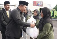 Sekretaris Daerah Kota Ternate Rizal Marsaoly Serahkan Bantuan ke Mustahik. (Istimewa)
