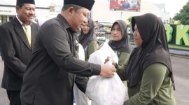 Sekretaris Daerah Kota Ternate Rizal Marsaoly Serahkan Bantuan ke Mustahik. (Istimewa)