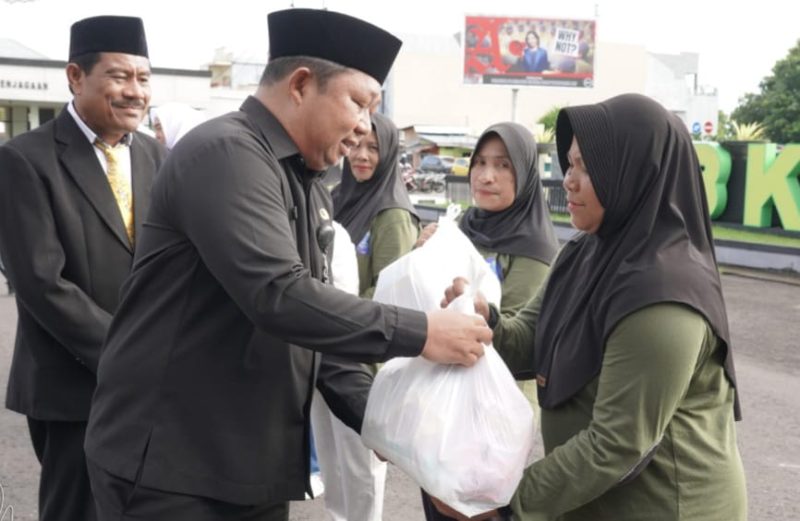 Sekretaris Daerah Kota Ternate Rizal Marsaoly Serahkan Bantuan ke Mustahik. (Istimewa)