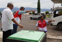 Komisaris Utama PT Pertamina Patra Niaga, Ego Syahrial, didampingi Direktur Utama CV Rusda selaku agen distributor BBM di Kota Tidore Kepulauan, Awat Hi. Ahmad saat meninjau salah satu SPBU di Tidore. (Dok Istimewa)