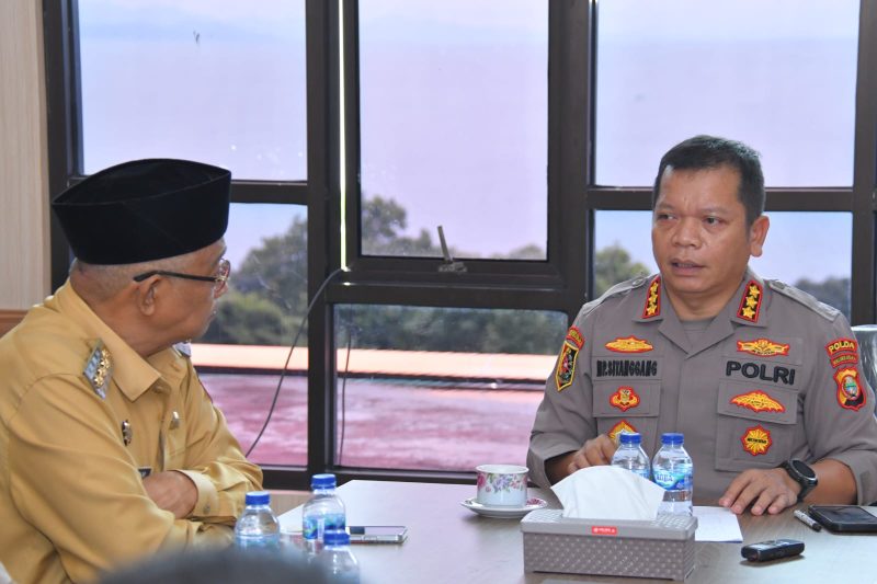 Wali Kota Tidore Kepulauan Capt H.Ali Ibrahim melakukan pertemuan sekaligus silaturahmi dengan Kepala SPN Polda Maluku Utara, Kombes Pol M.P Sitanggang. (Istimewa)
