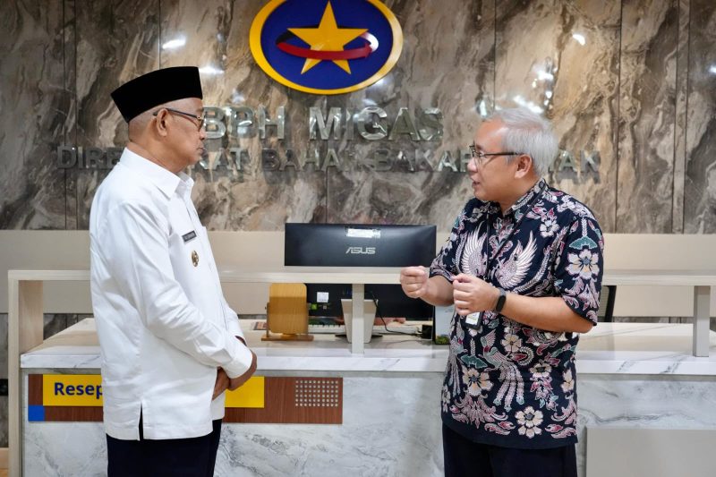 Wali Kota Tidore kepulauan Capt, H. Ali Ibrahim melakukan pertemuan dengan Direktur BBM BPH Migas Sentot Harijady. (Istimewa)