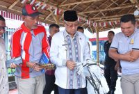 Wali Kota Tidore Kepulauan Capt H. Ali Ibrahim melihat hasil kerajinan tangan warga binaan Rutan Kelas IIB Soasio. (Istimewa)