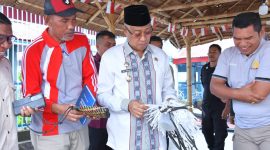 Wali Kota Tidore Kepulauan Capt H. Ali Ibrahim melihat hasil kerajinan tangan warga binaan Rutan Kelas IIB Soasio. (Istimewa)