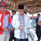 Wali Kota Tidore Kepulauan Capt H. Ali Ibrahim melihat hasil kerajinan tangan warga binaan Rutan Kelas IIB Soasio. (Istimewa)
