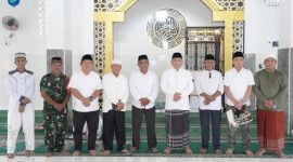 Wali Kota Ternate M. Tauhid Soleman Salat Berjamaah di Masjid Sabili Muthahidin. (Rakyatmu)