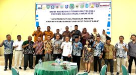 Kepala BSKDN Kemendagri Yusharto Huntoyungo Bersama Perwakilan Kabupaten/Kota di Rapat Koordinasi Teknis Kelitbangan Provinsi Maluku Utara Tahun 2025 di Halmahera Tengah. (Dok. Humas for Rakyatmu)