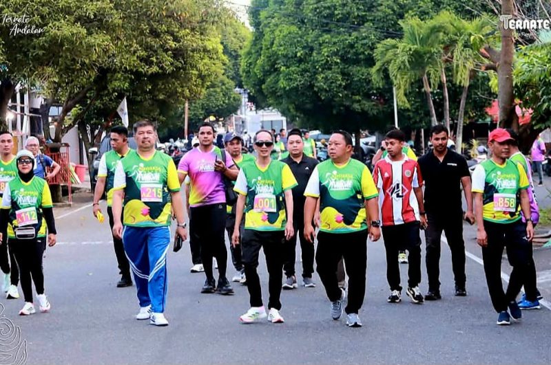 Sekda Kota Ternate Rizal Marsaoly bersama Kepala Kejaksaan Tinggi Maluku Utara Herry Ahmad Pribadi di Acara Adhyaksa Fun Run Malut 2025. (Dok. Humas for Rakyatmu)