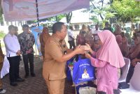 Sekda Kota Ternate Serahkan Sembako Secara Simbolis ke Masyarakat. (Dok Humas for Rakyatmu)