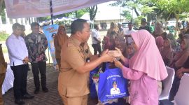 Sekda Kota Ternate Serahkan Sembako Secara Simbolis ke Masyarakat. (Dok Humas for Rakyatmu)