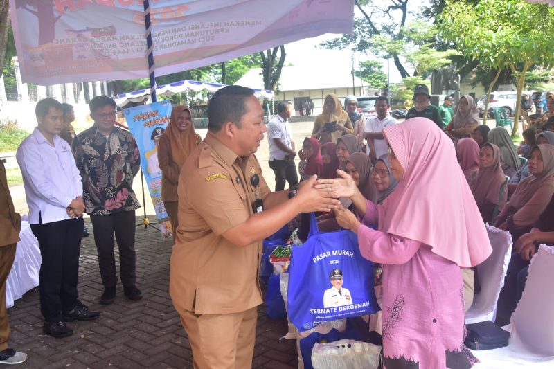 Sekda Kota Ternate Serahkan Sembako Secara Simbolis ke Masyarakat. (Dok Humas for Rakyatmu)